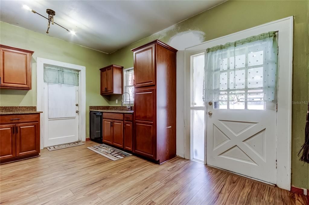 En Venta: $335,000 (4 camas, 2 baños, 1756 Pies cuadrados)