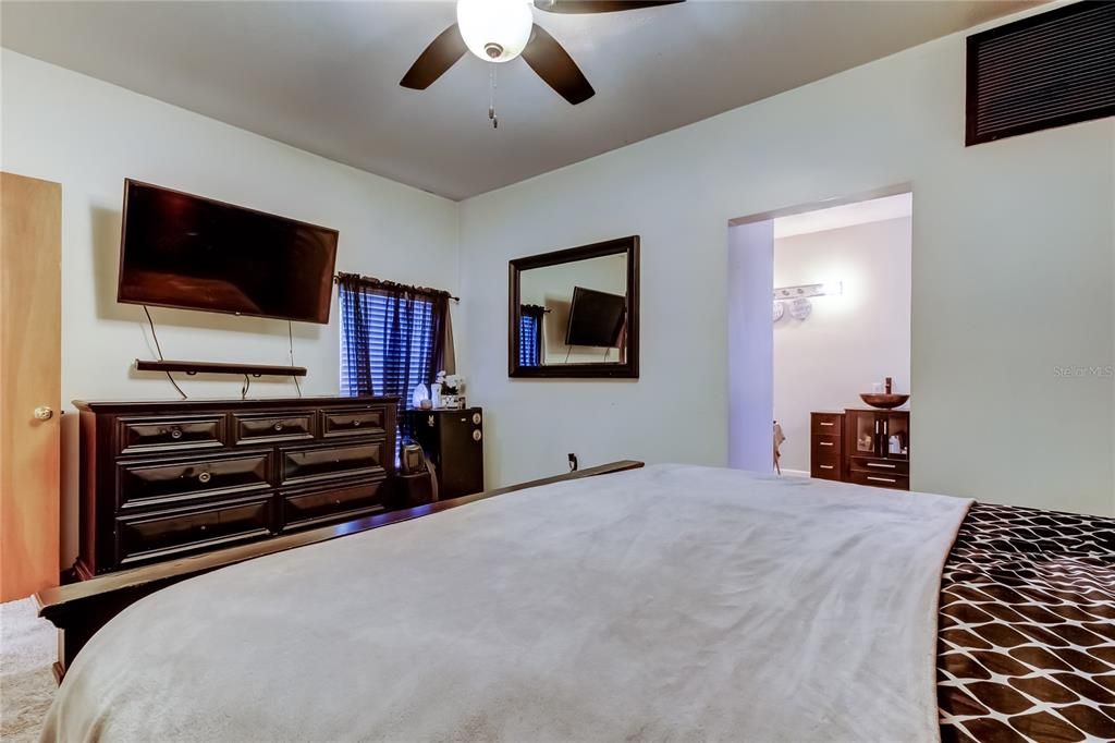 En Venta: $335,000 (4 camas, 2 baños, 1756 Pies cuadrados)