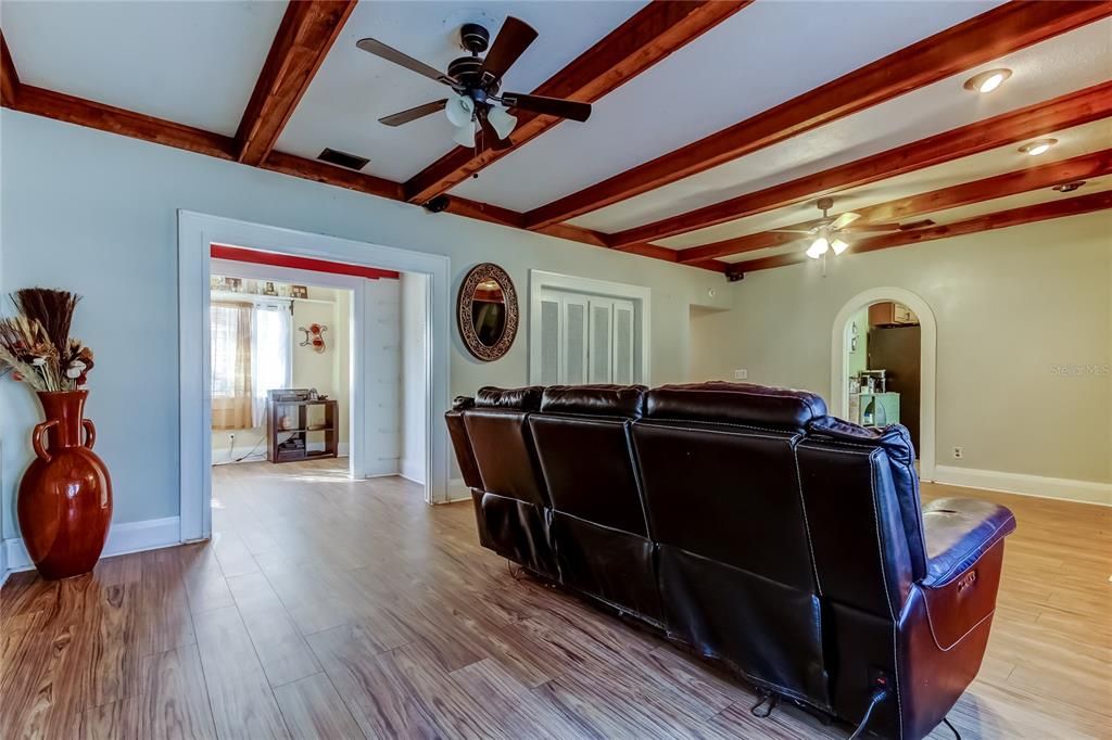 En Venta: $335,000 (4 camas, 2 baños, 1756 Pies cuadrados)