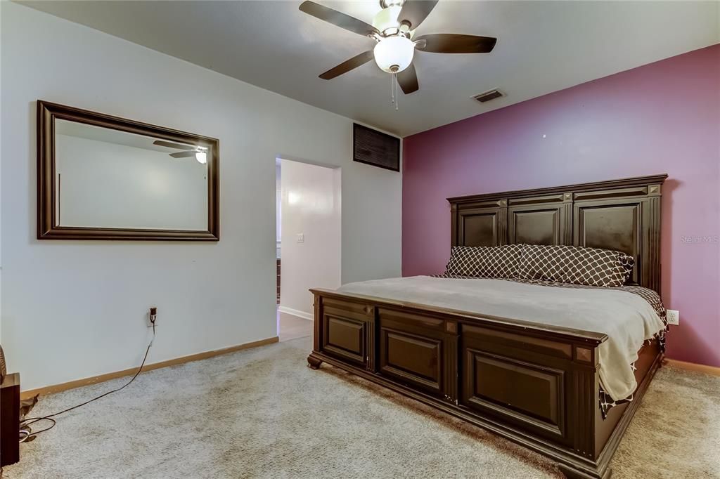 En Venta: $335,000 (4 camas, 2 baños, 1756 Pies cuadrados)