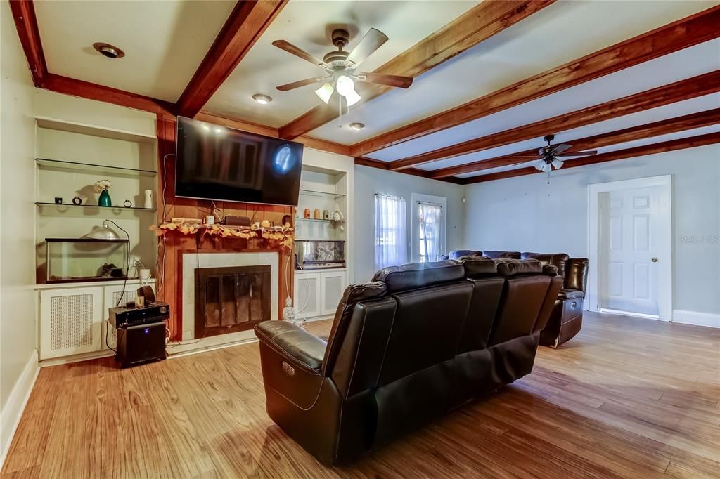 En Venta: $335,000 (4 camas, 2 baños, 1756 Pies cuadrados)