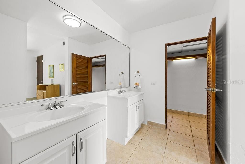 For Sale: $650,000 (2 beds, 1 baths, 1140 Square Feet)
