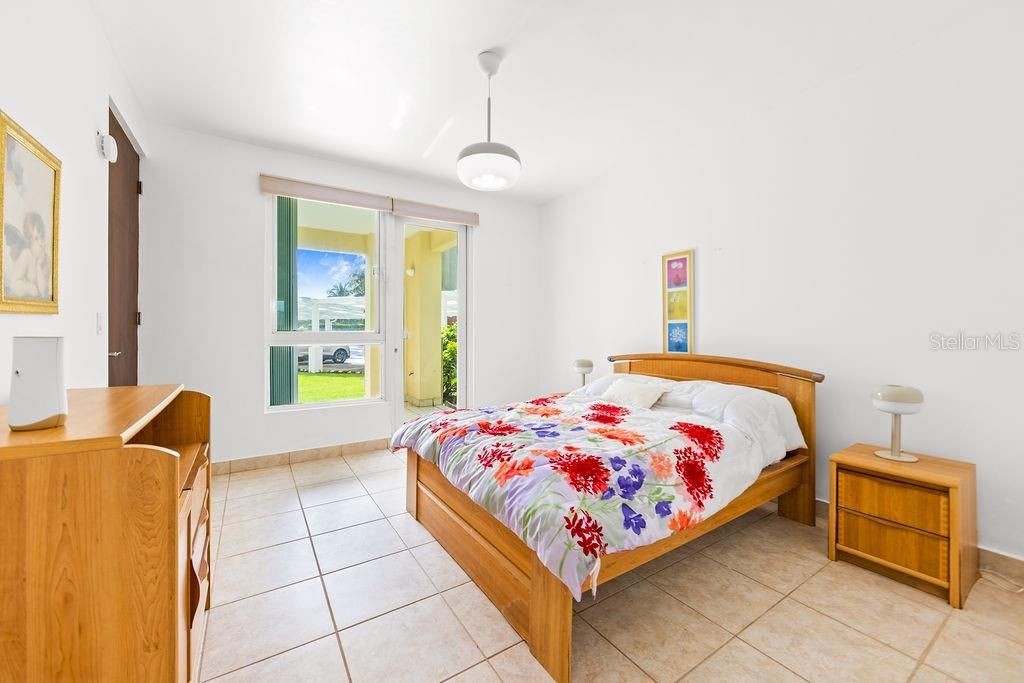 For Sale: $650,000 (2 beds, 1 baths, 1140 Square Feet)