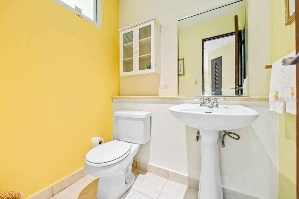 For Sale: $650,000 (2 beds, 1 baths, 1140 Square Feet)