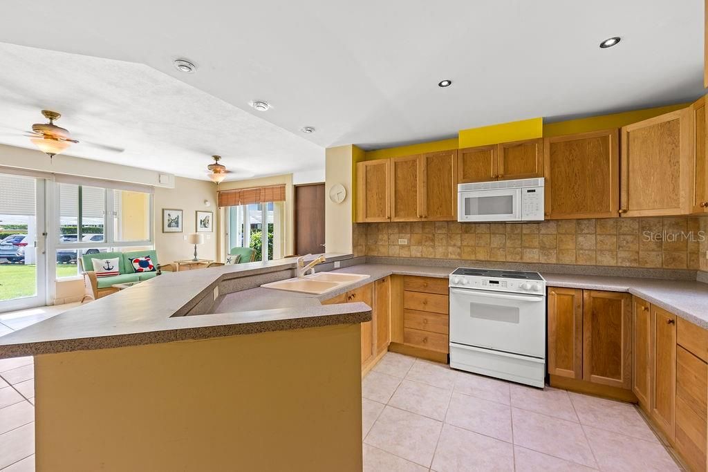 For Sale: $650,000 (2 beds, 1 baths, 1140 Square Feet)