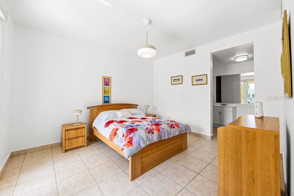 For Sale: $650,000 (2 beds, 1 baths, 1140 Square Feet)