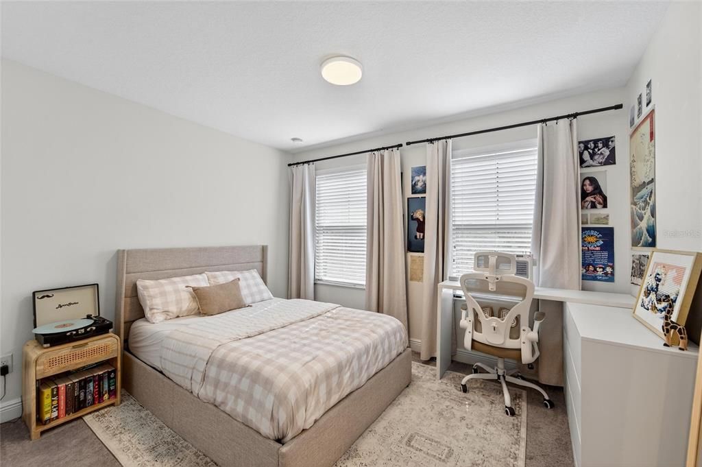 合同活跃: $615,000 (4 贝兹, 2 浴室, 2484 平方英尺)