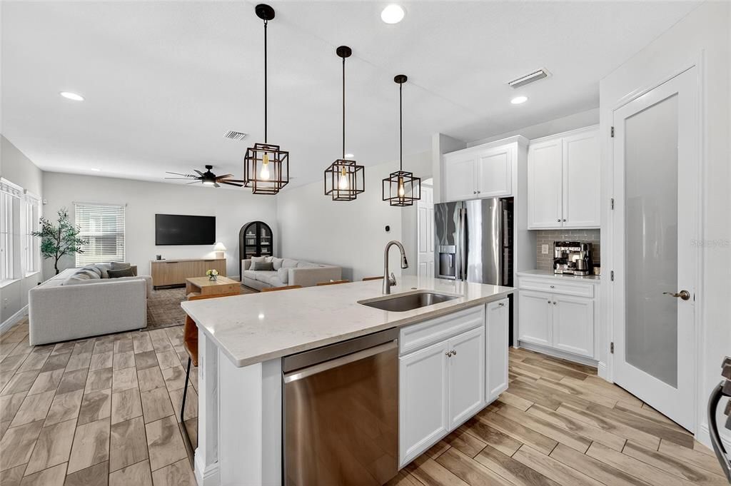 合同活跃: $615,000 (4 贝兹, 2 浴室, 2484 平方英尺)