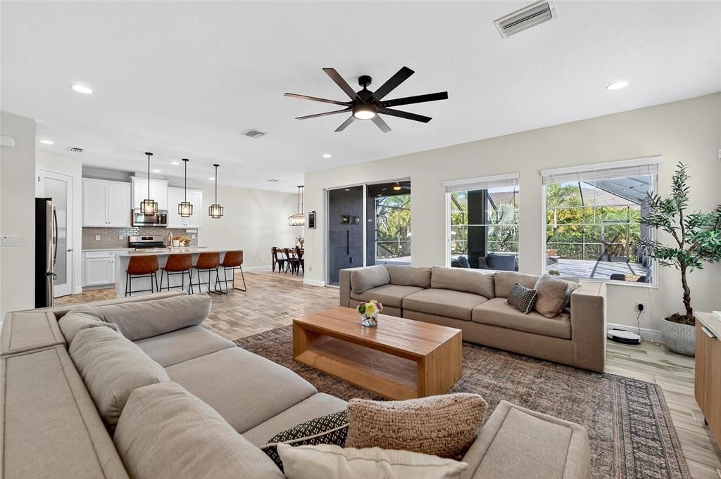 合同活跃: $615,000 (4 贝兹, 2 浴室, 2484 平方英尺)