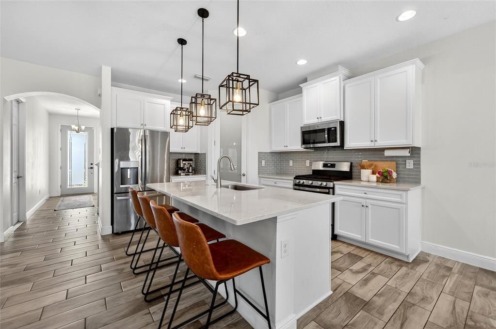 合同活跃: $615,000 (4 贝兹, 2 浴室, 2484 平方英尺)