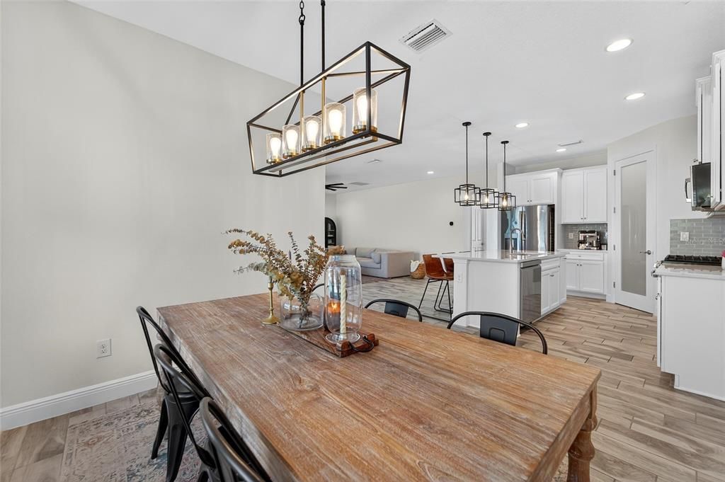 合同活跃: $615,000 (4 贝兹, 2 浴室, 2484 平方英尺)