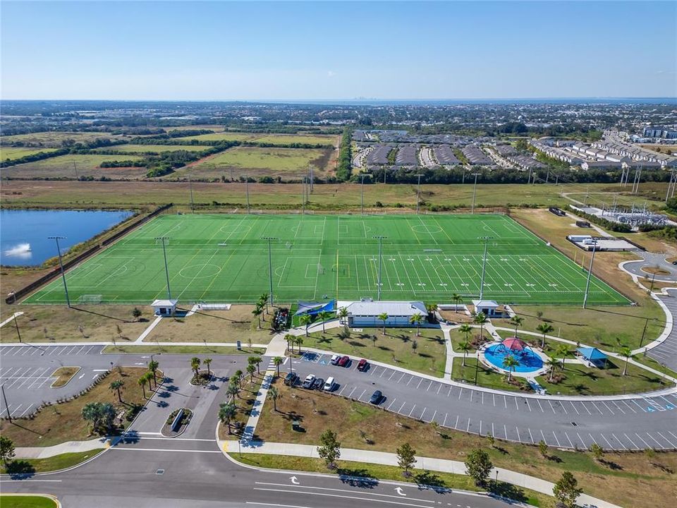 合同活跃: $615,000 (4 贝兹, 2 浴室, 2484 平方英尺)