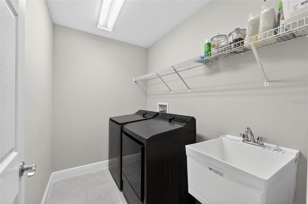 合同活跃: $615,000 (4 贝兹, 2 浴室, 2484 平方英尺)