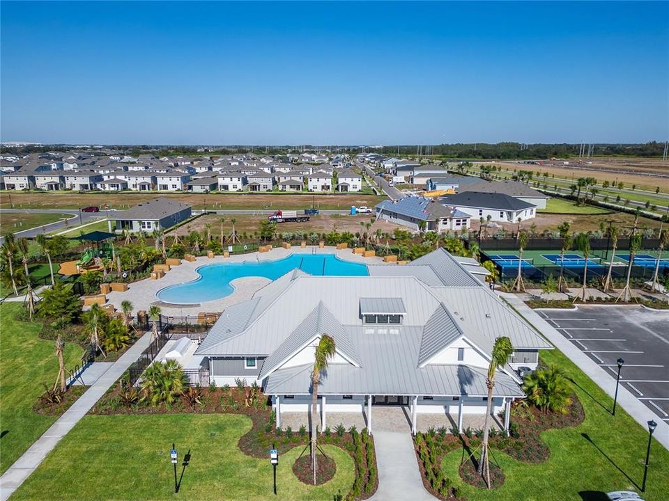 合同活跃: $615,000 (4 贝兹, 2 浴室, 2484 平方英尺)