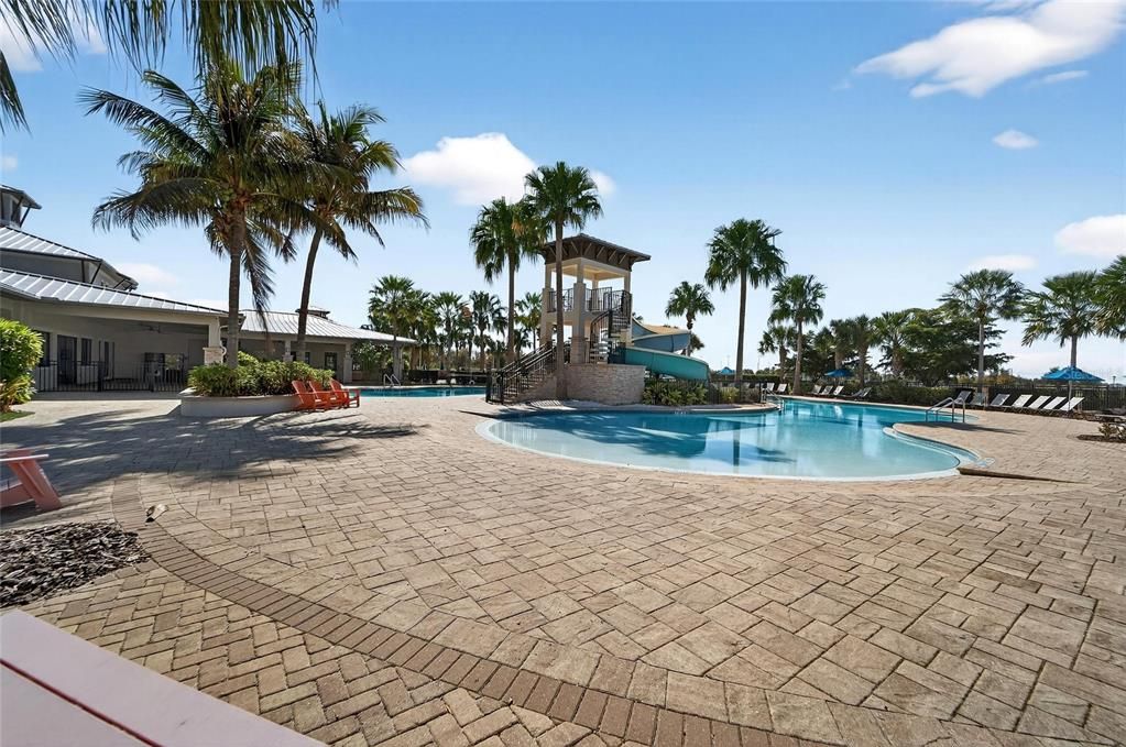 合同活跃: $615,000 (4 贝兹, 2 浴室, 2484 平方英尺)