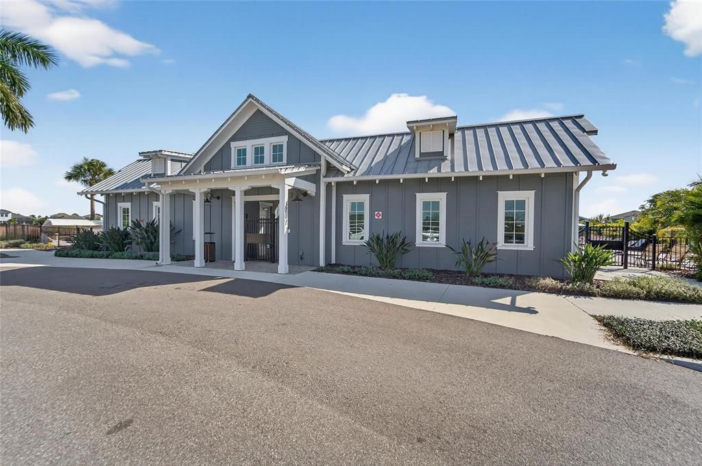 合同活跃: $615,000 (4 贝兹, 2 浴室, 2484 平方英尺)