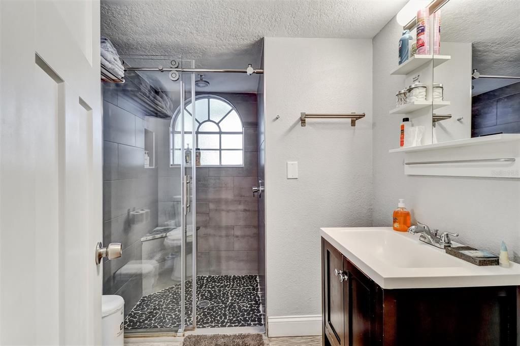 合同活跃: $225,000 (3 贝兹, 2 浴室, 1287 平方英尺)