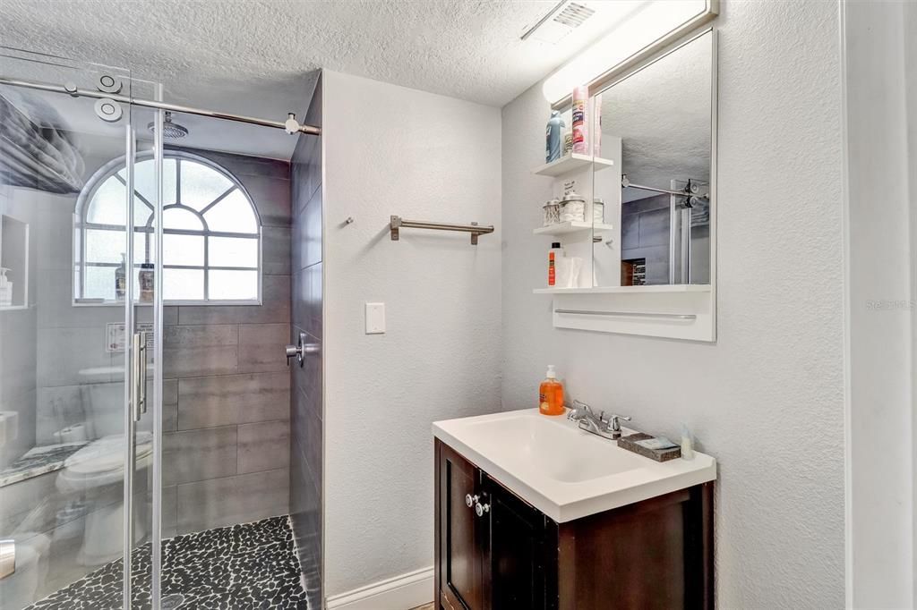 合同活跃: $225,000 (3 贝兹, 2 浴室, 1287 平方英尺)