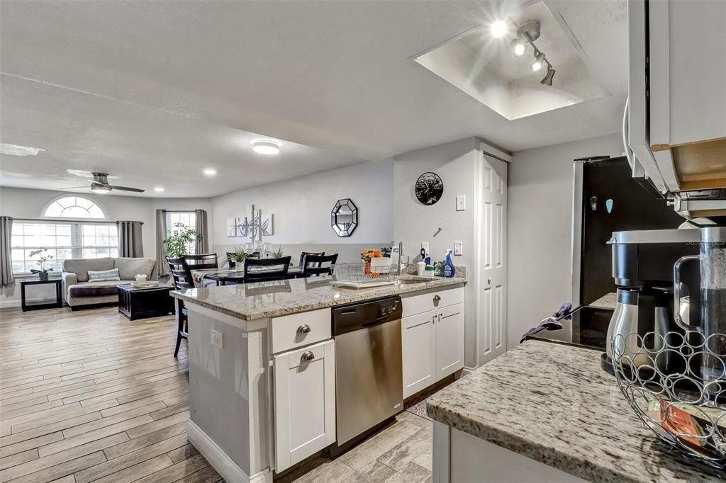 合同活跃: $225,000 (3 贝兹, 2 浴室, 1287 平方英尺)