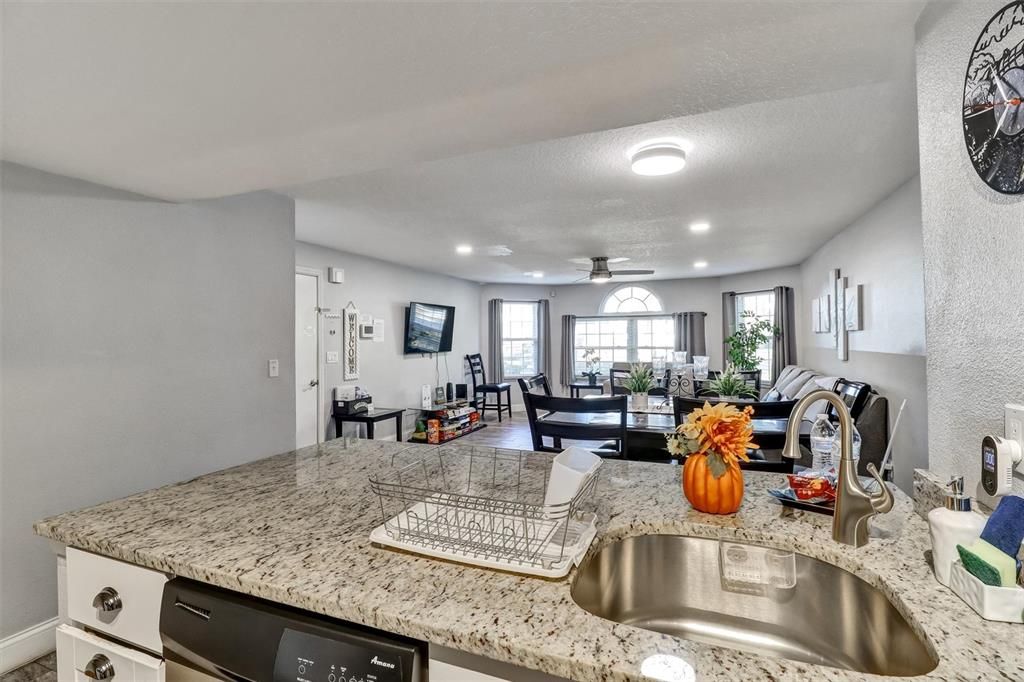 合同活跃: $225,000 (3 贝兹, 2 浴室, 1287 平方英尺)