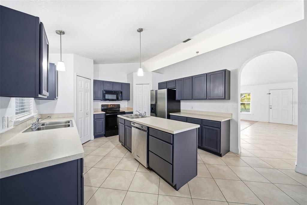 На продажу: $370,000 (4 спален, 2 ванн, 2088 Квадратных фут)