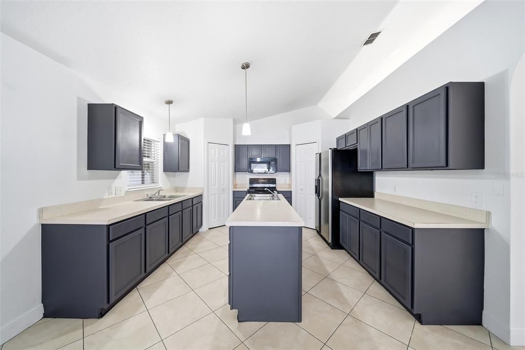 На продажу: $370,000 (4 спален, 2 ванн, 2088 Квадратных фут)