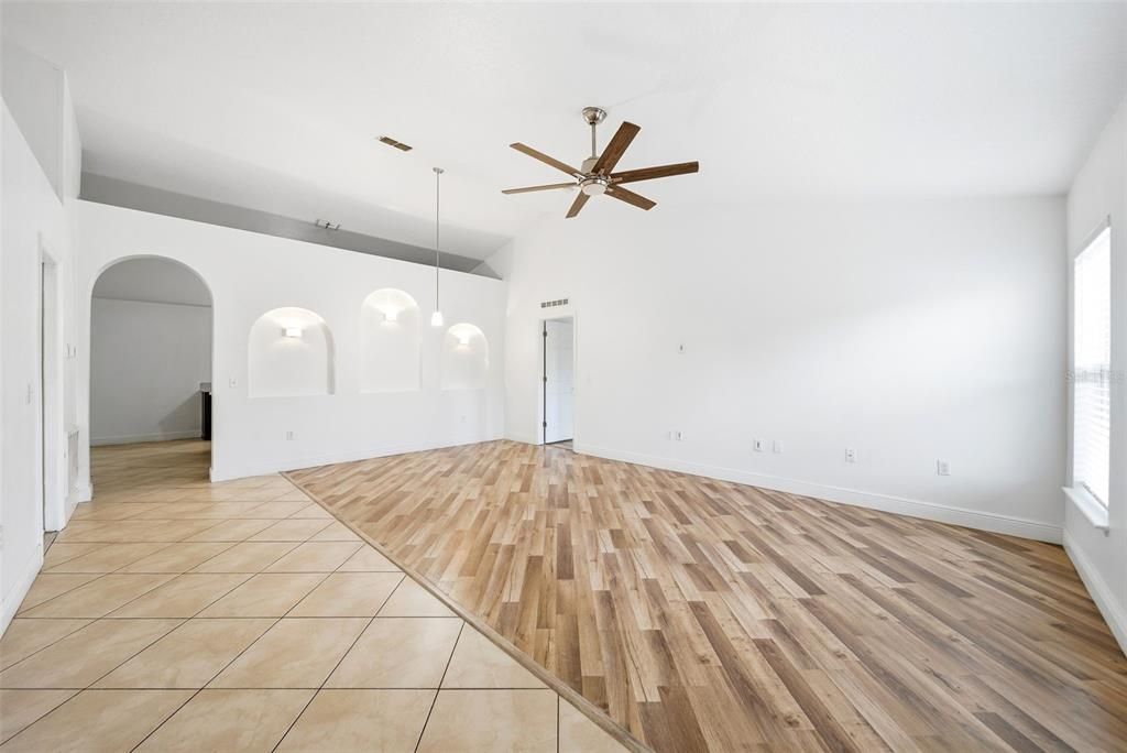 На продажу: $370,000 (4 спален, 2 ванн, 2088 Квадратных фут)