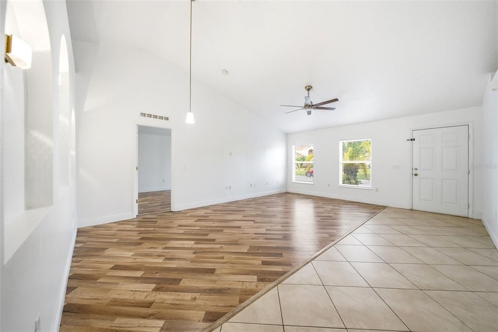 На продажу: $370,000 (4 спален, 2 ванн, 2088 Квадратных фут)