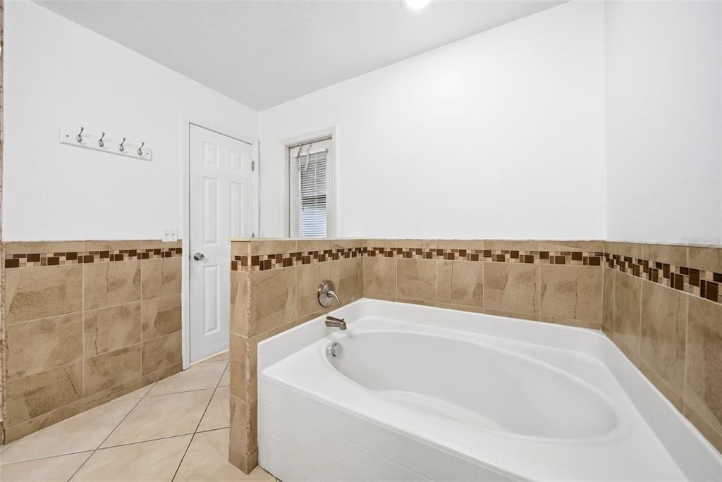 На продажу: $370,000 (4 спален, 2 ванн, 2088 Квадратных фут)