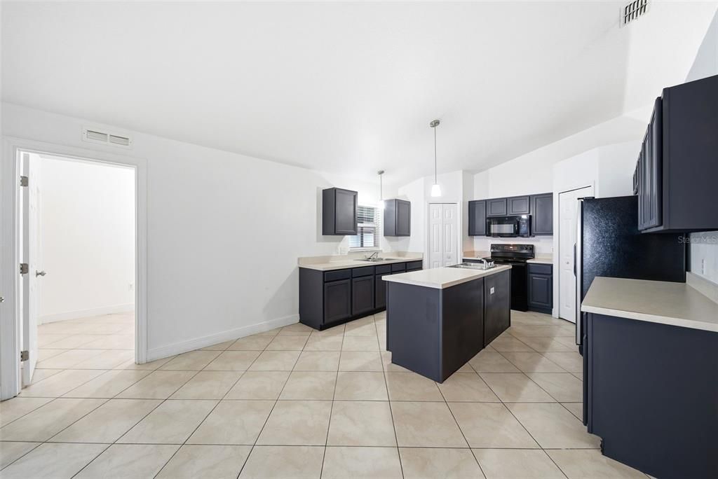 На продажу: $370,000 (4 спален, 2 ванн, 2088 Квадратных фут)