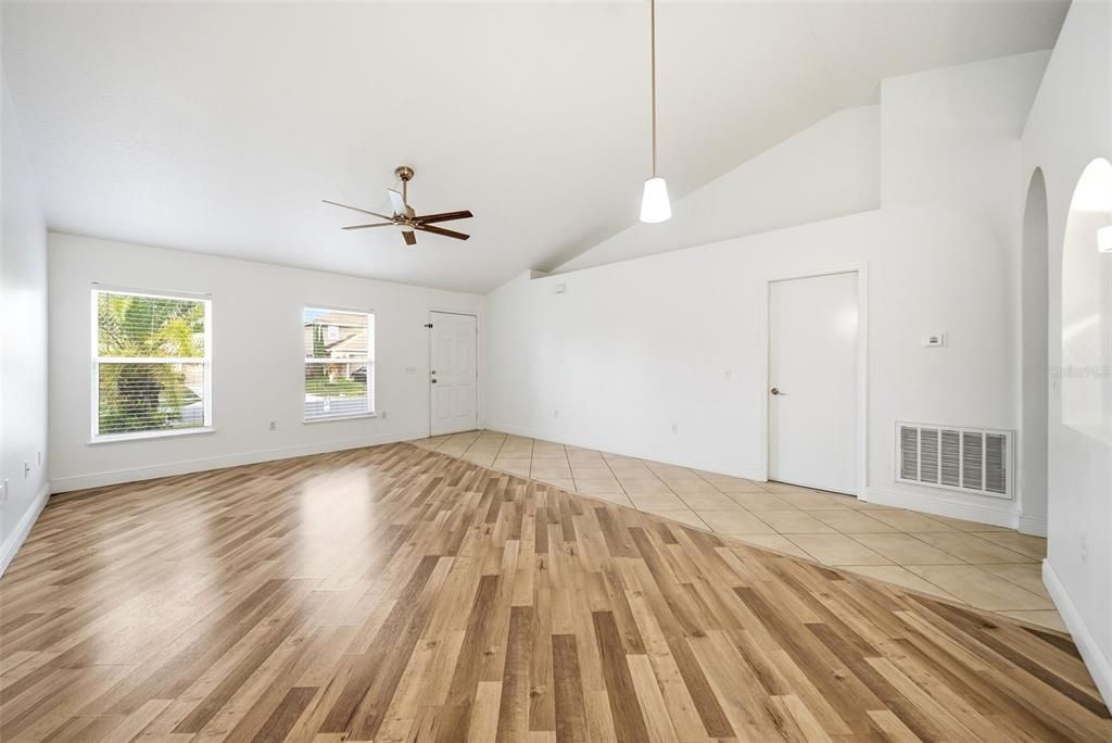 На продажу: $370,000 (4 спален, 2 ванн, 2088 Квадратных фут)