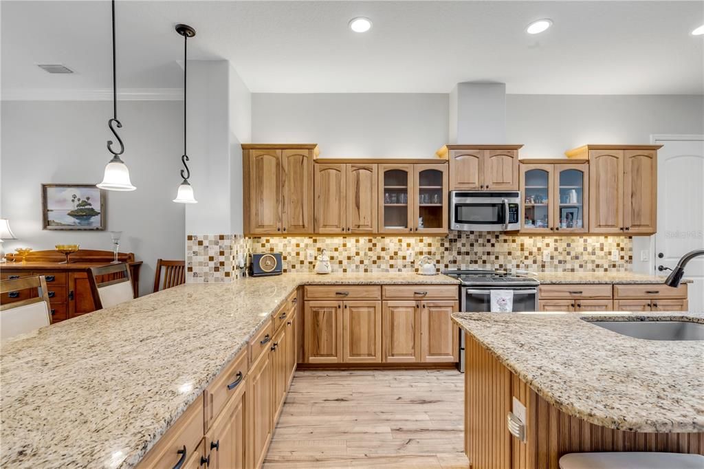 На продажу: $477,000 (3 спален, 2 ванн, 1976 Квадратных фут)