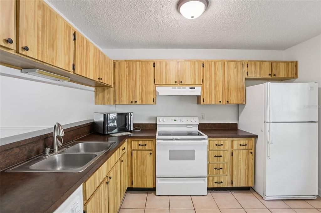 For Sale: $299,000 (2 beds, 1 baths, 939 Square Feet)