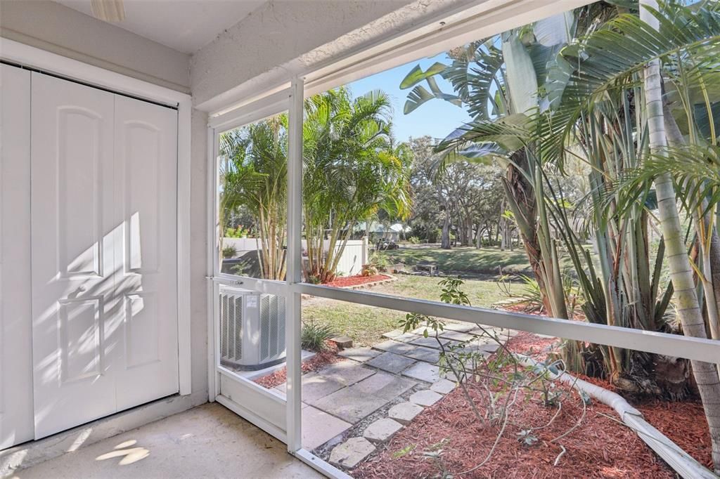 For Sale: $299,000 (2 beds, 1 baths, 939 Square Feet)