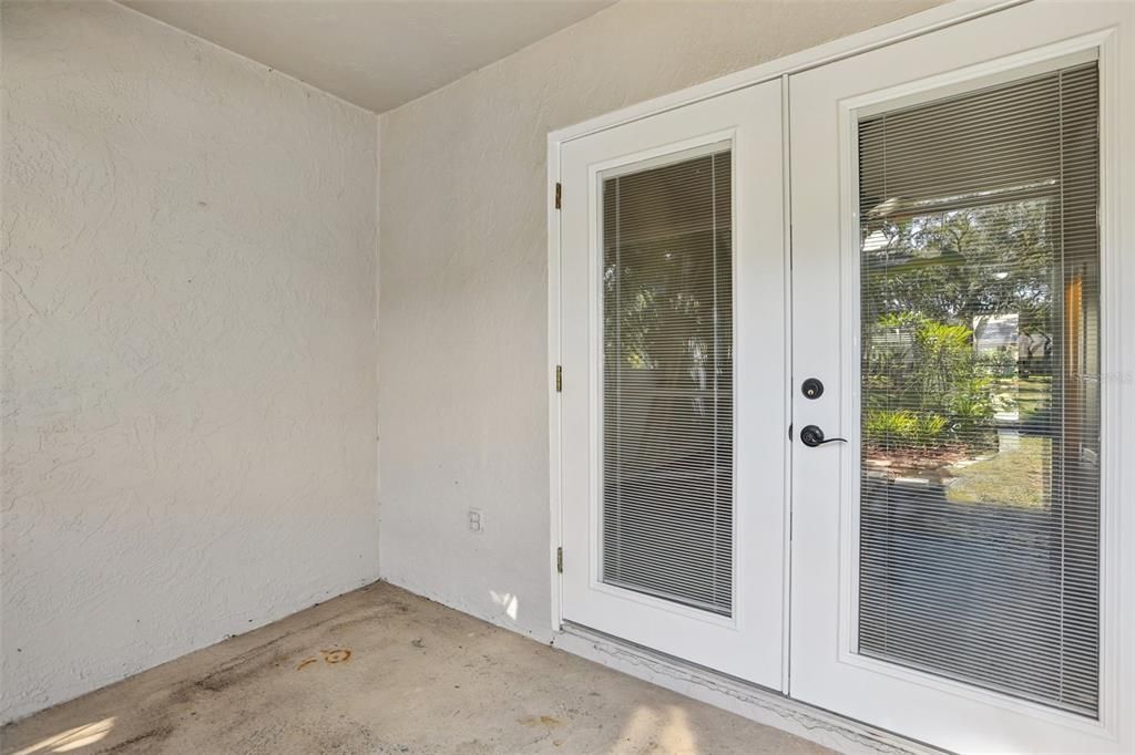 For Sale: $299,000 (2 beds, 1 baths, 939 Square Feet)