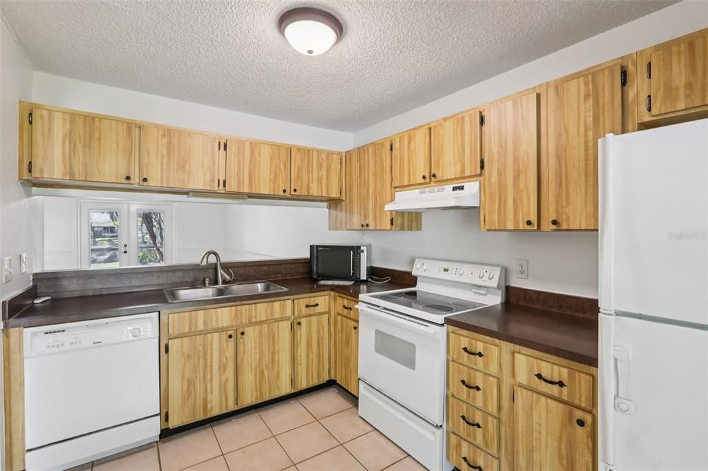 For Sale: $299,000 (2 beds, 1 baths, 939 Square Feet)