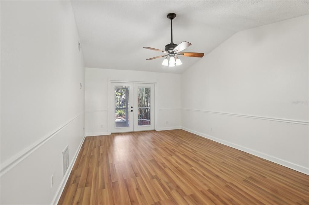 For Sale: $299,000 (2 beds, 1 baths, 939 Square Feet)