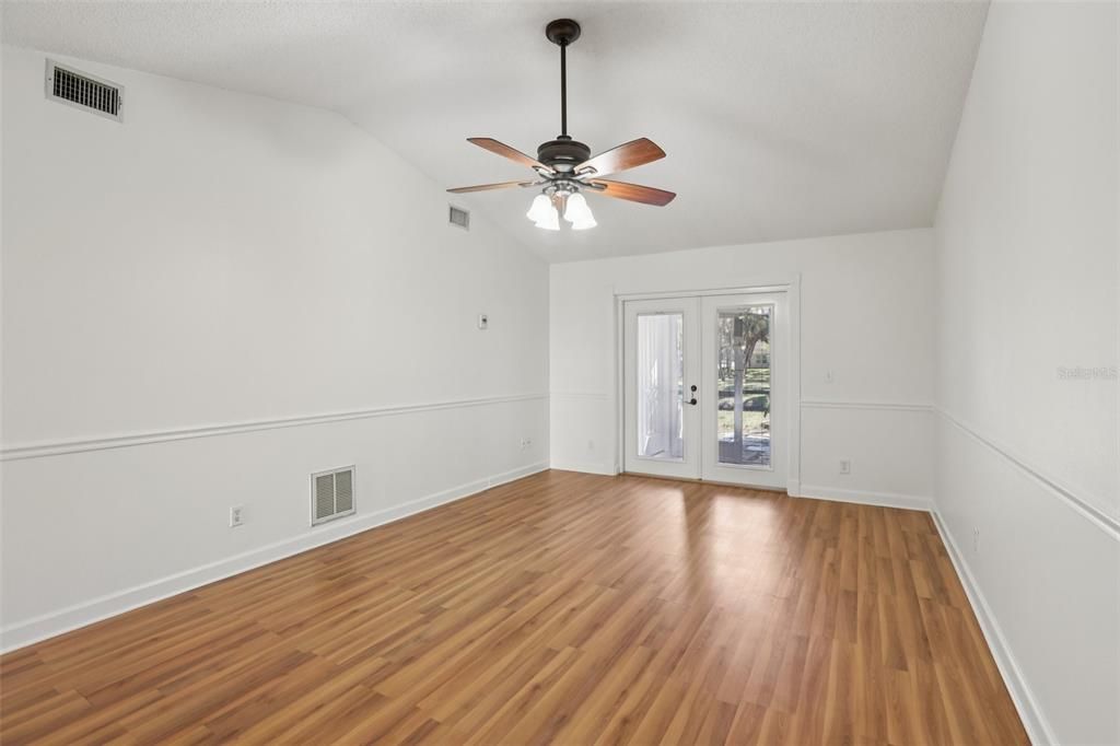 For Sale: $299,000 (2 beds, 1 baths, 939 Square Feet)