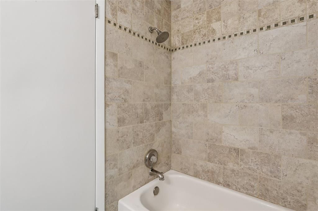 For Sale: $299,000 (2 beds, 1 baths, 939 Square Feet)