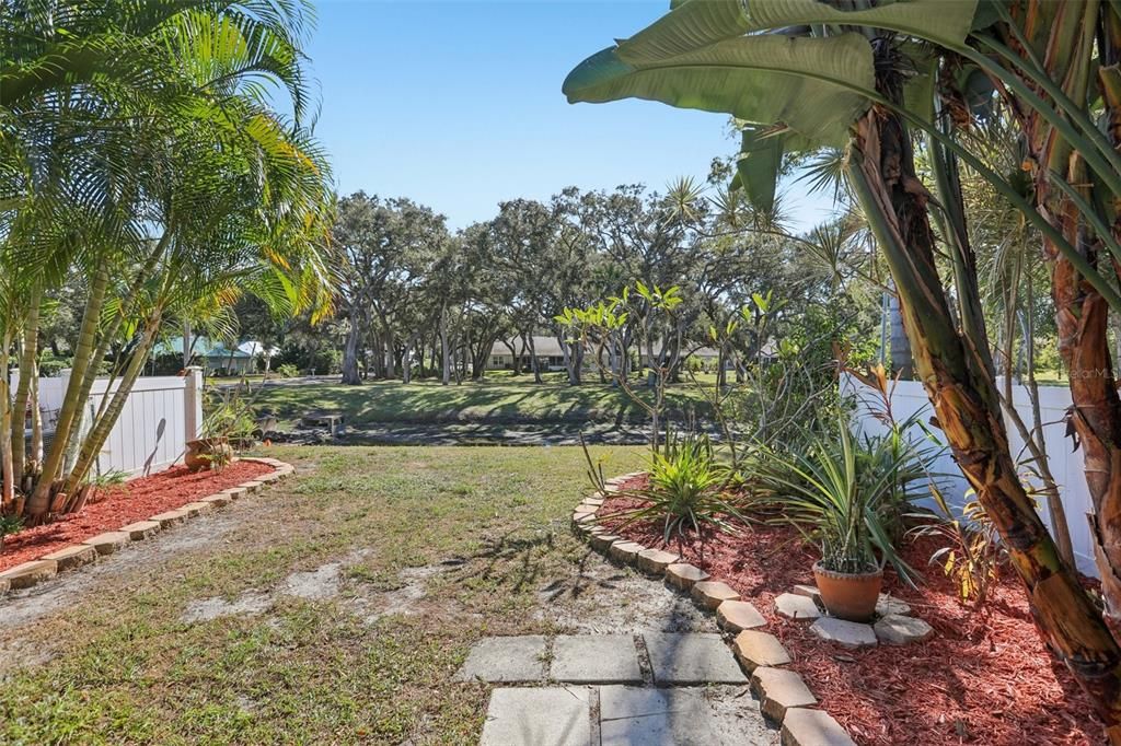 For Sale: $299,000 (2 beds, 1 baths, 939 Square Feet)