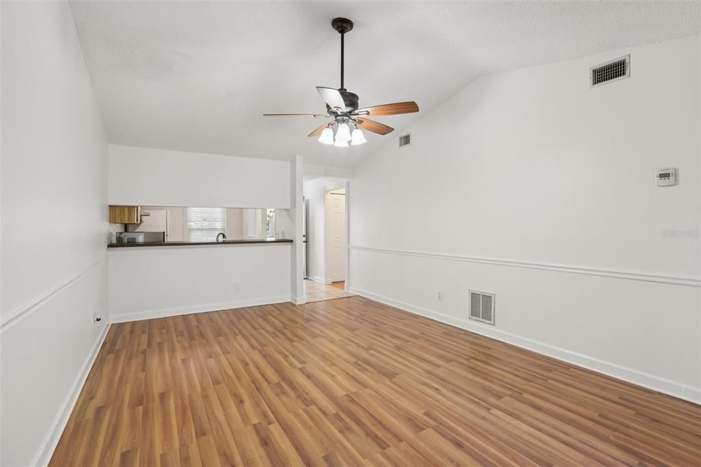 For Sale: $299,000 (2 beds, 1 baths, 939 Square Feet)