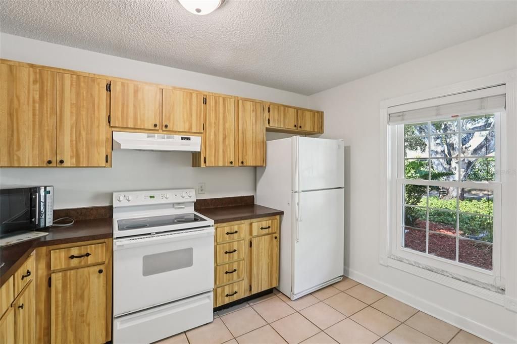 For Sale: $299,000 (2 beds, 1 baths, 939 Square Feet)