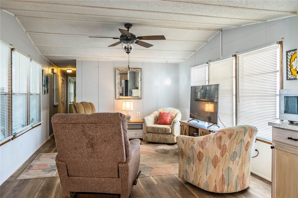 待售: $99,000 (2 贝兹, 2 浴室, 768 平方英尺)