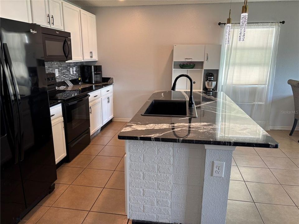 For Sale: $355,000 (4 beds, 2 baths, 1707 Square Feet)