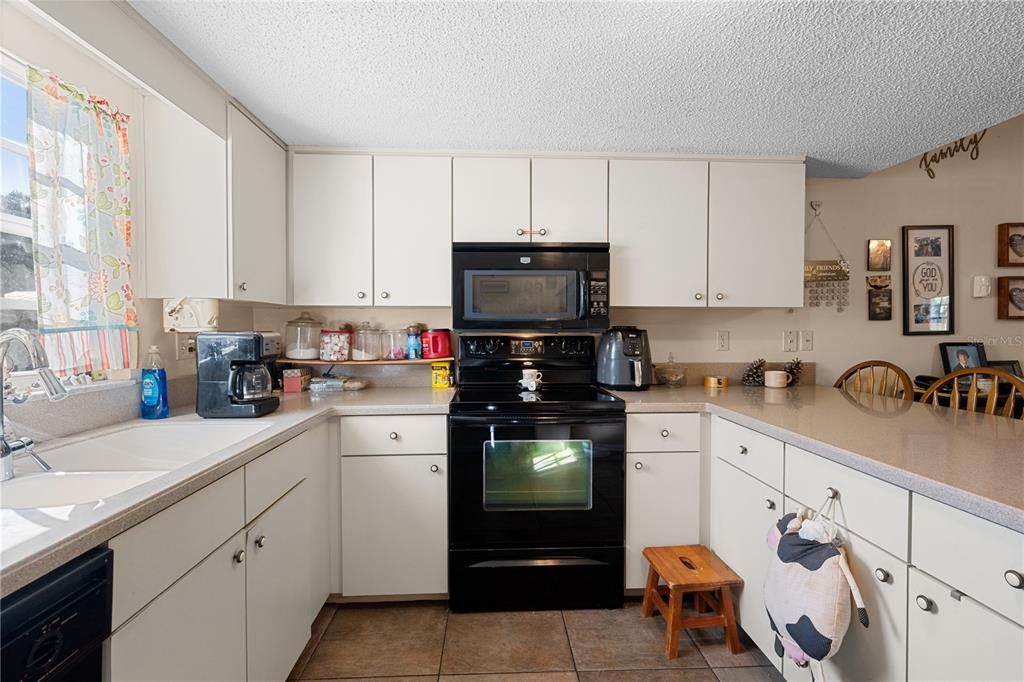 For Sale: $700,000 (3 beds, 2 baths, 1656 Square Feet)