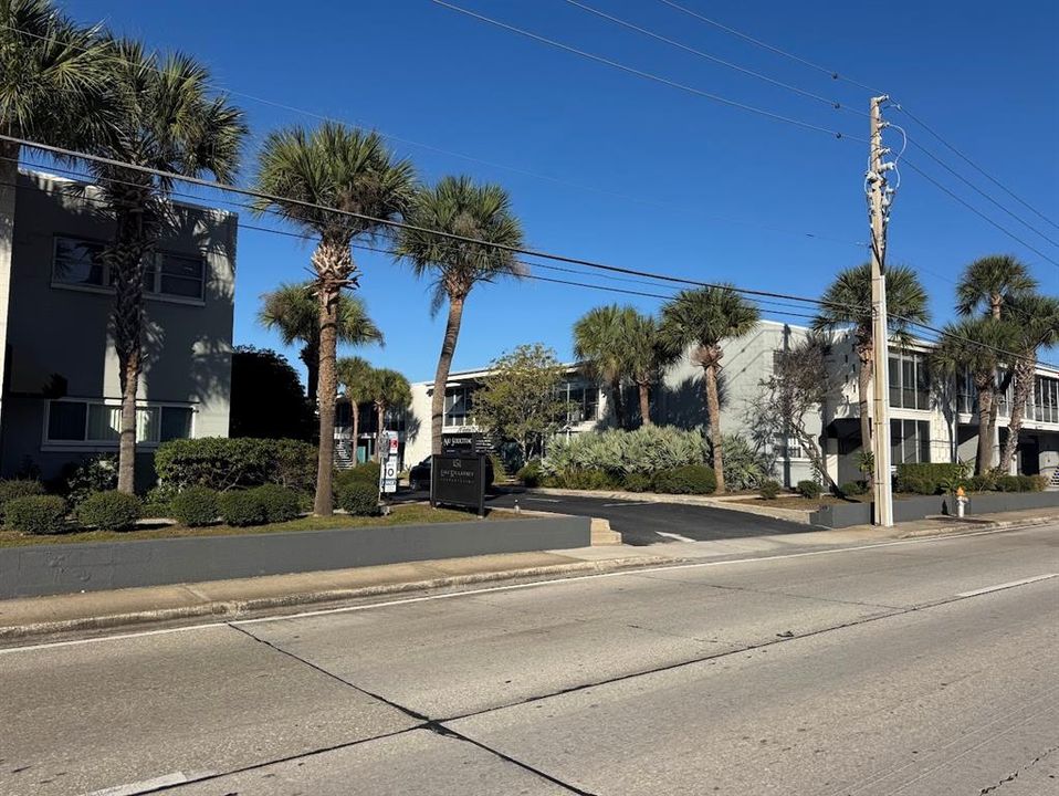 For Sale: $235,000 (2 beds, 1 baths, 768 Square Feet)