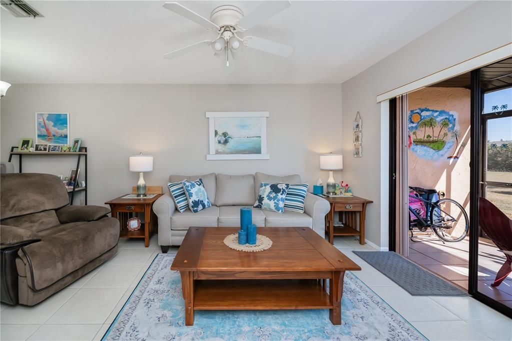 For Sale: $149,900 (2 beds, 2 baths, 886 Square Feet)