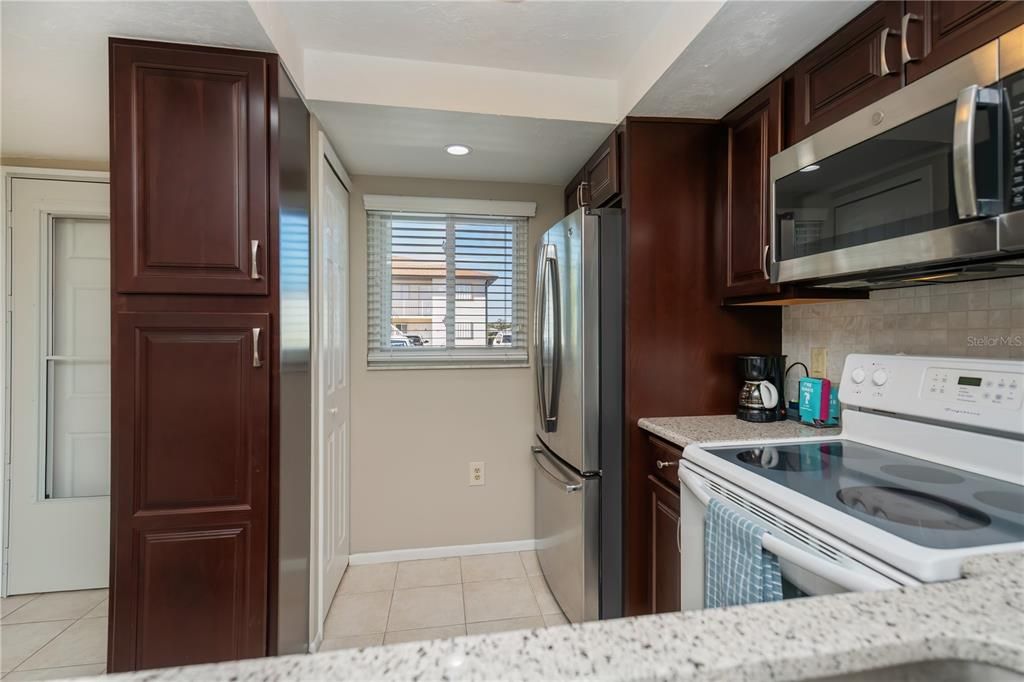 For Sale: $149,900 (2 beds, 2 baths, 886 Square Feet)