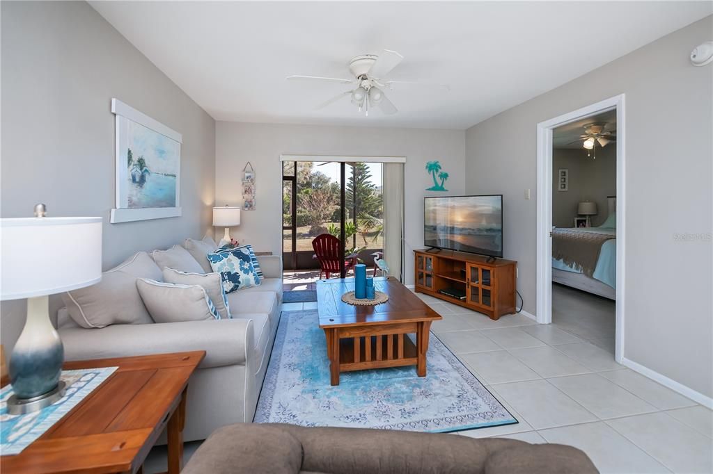 For Sale: $149,900 (2 beds, 2 baths, 886 Square Feet)