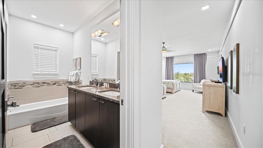 待售: $3,200,000 (10 贝兹, 11 浴室, 7966 平方英尺)